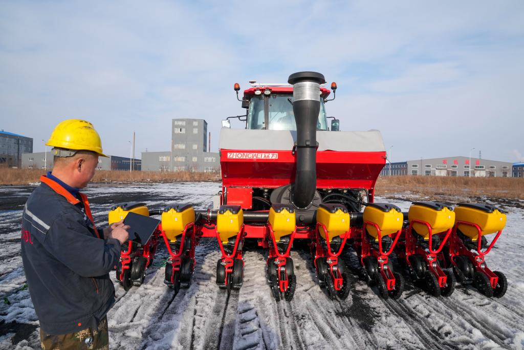中国饭碗里装了更多中国粮 2024年我国粮食产量首次突破14万亿斤(图2)