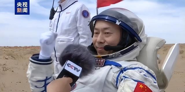 技不如人？神十九回家中国航天员出舱抬着走美国的却活蹦乱(图2)