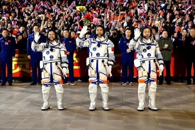技不如人？神十九回家中国航天员出舱抬着走美国的却活蹦乱(图4)