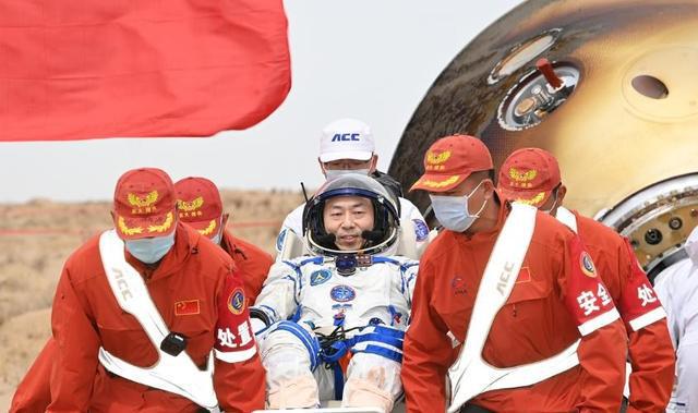 技不如人？神十九回家中国航天员出舱抬着走美国的却活蹦乱(图3)