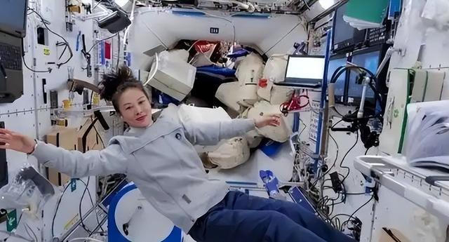 技不如人？神十九回家中国航天员出舱抬着走美国的却活蹦乱(图11)