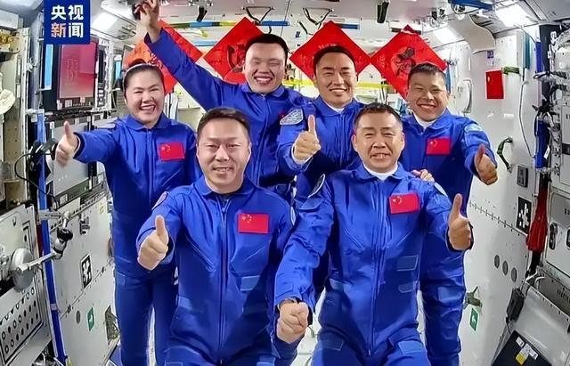 技不如人？神十九回家中国航天员出舱抬着走美国的却活蹦乱(图16)