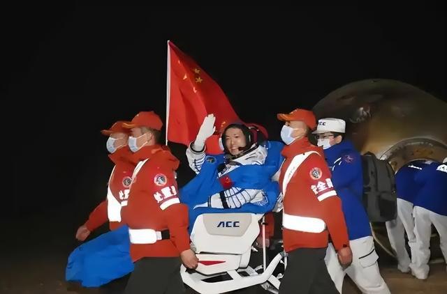 技不如人？神十九回家中国航天员出舱抬着走美国的却活蹦乱(图18)