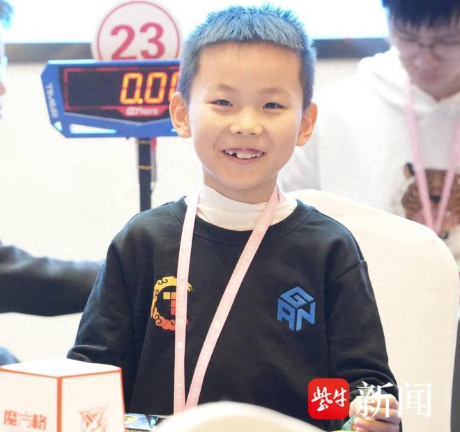 苏州小学生成为全球最年轻的三阶魔方世界纪录保持者(图1)