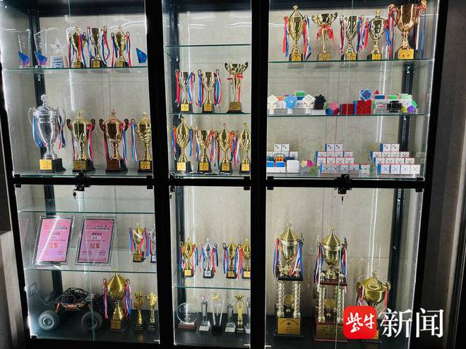 苏州小学生成为全球最年轻的三阶魔方世界纪录保持者(图3)