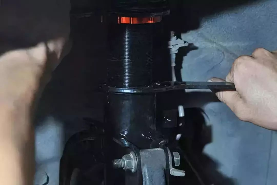 长江大桥上车辆自燃！3分钟紧急救援