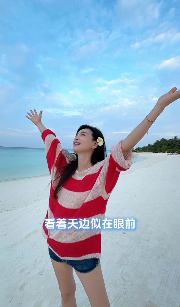 张庭55岁状态引热议：海边清唱展松弛美学配文“生活本味”引共鸣(图1)