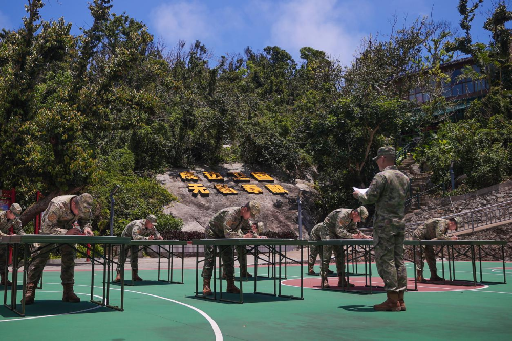 在山巅“走向深蓝”——南部战区海军某观通站练兵备战记事(图1)