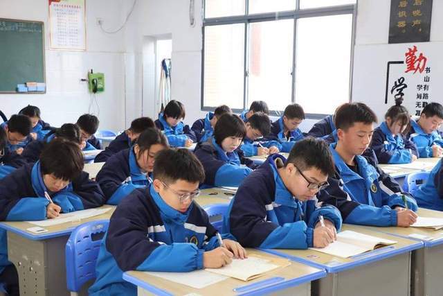 没有奉献精神？上课3分钟就放电影教育局回应后网友两极分化(图5)