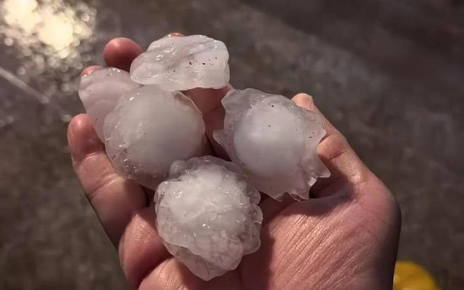 北京今夜突降冰雹最大直径5厘米左右23时后强对流天气趋于结束(图1)