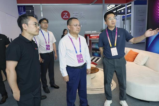 铜梁企业组团亮相2025世界智能产业博览会(图1)