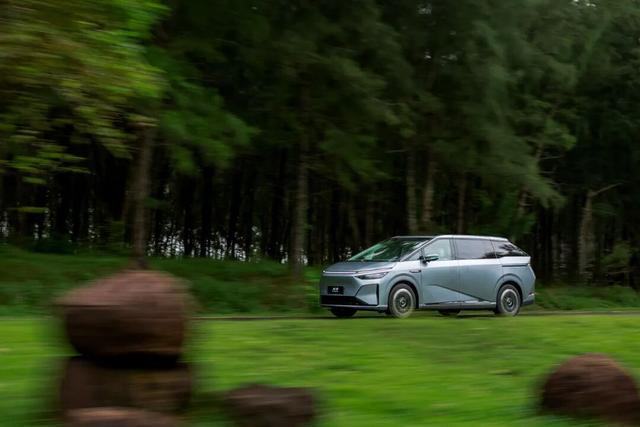 试驾小鹏X9增程版！千里续航只是开胃大型MPV也能“一周一充”(图10)