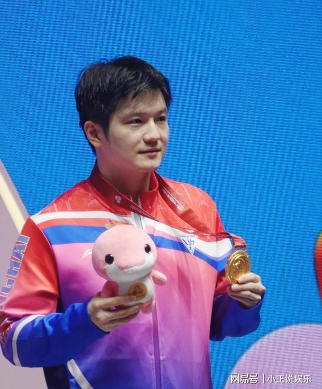 樊振东松弛感引热议！邓亚萍道出惊人战术网友调侃：这也能赢？(图1)