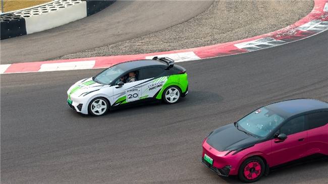 领克Z20太会了！2025天府嘉年华开跑赛道激情直接燃到爆(图1)