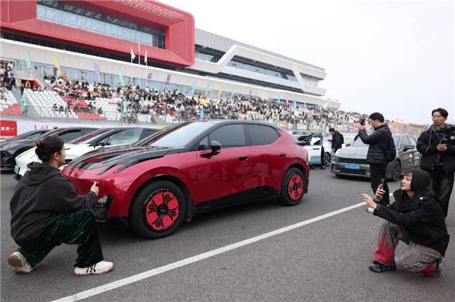 天府嘉年华解锁全民驾趣领克Z20开着真的太爽了值得买(图1)