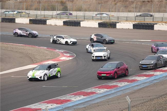 天府极速嘉年华太会了领克Z20亮相让赛道快乐人人能get(图1)