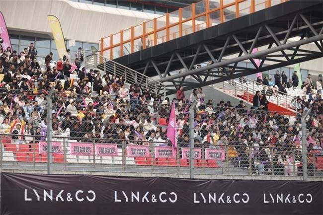 2025天府极速嘉年华来袭！领克Z20助力赛道文化“破圈”共狂欢(图1)