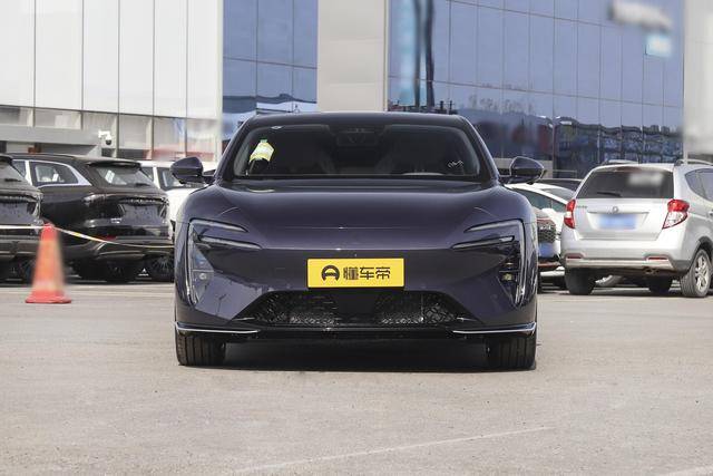 三大巨头联手造的家用轿跑！阿维塔06空间、辅助驾驶、续航全在线(图1)